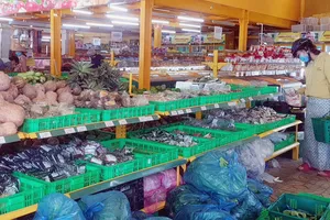 Người dân chọn mua rau củ quả tại siêu thị trên đường Phan Huy Ích, phường 12, quận Gò Vấp