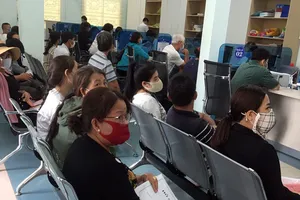 Người dân Tây Ninh nộp hồ sơ giải quyết thủ tục hành chính tại Trung tâm hành chính công