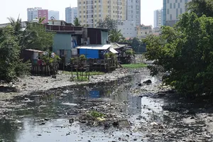 Nhiều người dân đang sống với nhà lụp xụp trên rạch Xuyên Tâm, quận Bình Thạnh