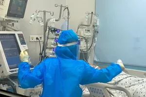 Điều trị bệnh nhi mắc Covid-19 tại Bệnh viện Nhi đồng Thành phố, huyện  Bình Chánh, TPHCM. Ảnh: HOÀNG HÙNG