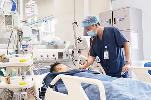 Bác sĩ Bệnh viện Nhi Trung ương thăm khám một trường hợp trẻ em bị ngộ độc cần sa. Ảnh: MINH KHANG