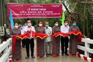 Cắt băng khánh thành cầu nông thôn Rạch Bà Phong