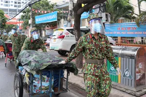 Lực lượng vũ trang Quân khu 7 vận chuyển nhu yếu phẩm giúp người dân những ngày thành phố giãn cách. Ảnh: THẾ ANH