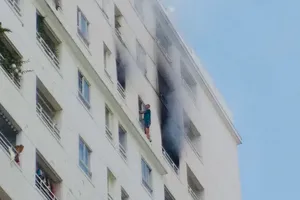 Cận cảnh giải cứu nạn nhân mắc kẹt trong vụ cháy căn hộ chung cư ở quận 12