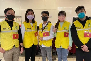 Tình nguyện viên Việt Nam tích cực hỗ trợ hoạt động bắn pháo hoa mừng năm mới tại Đài Loan