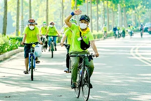 Du khách đạp xe tham quan TPHCM. Ảnh: THI HỒNG