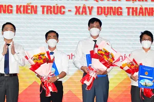 Giám đốc Sở Xây Dựng TPHCM Trần Hoàng Quân trao quyết định Bổ nhiệm Ban Giám hiệu Trường Cao Đẳng Kiến trúc - Xây dựng TPHCM. Ảnh: VIỆT DŨNG