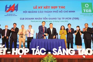 Ông Nguyễn Thanh Đảo, tân Chủ tịch Hội Quảng cáo TP.HCM nhiệm kỳ 2022-2027 (hàng đầu, bên trái) ký kết hợp tác với Lãnh đạo CLB Doanh nhân Tiền Giang tại TPHCM