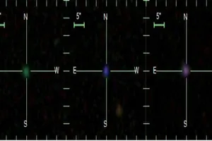 Thiên hà Green Pea, Blueberry và Purple Grape (từ trái sang phải)