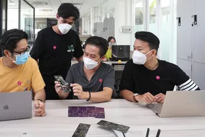 Các bạn trẻ nghiên cứu phần cứng để áp dụng cho hệ sinh thái chuyển đổi số tại vườn ươm SHTP-IC. Ảnh minh họa: HOÀNG HÙNG