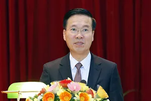 Thay mặt Ban Bí thư, Thường trực Ban Bí thư Võ Văn Thưởng vừa ký kết luận của Ban Bí thư về việc thực hiện chế độ, chính sách đối với cán bộ giữ chức vụ hàm. Nguồn: Chinhphu.vn