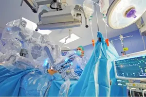 Một ca phẫu thuật có robot hỗ trợ ở Anh
