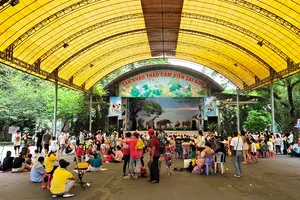 Khách tham quan hào hứng xem chương trình văn nghệ