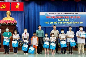 Chương trình “Mẹ đỡ đầu” hỗ trợ cho 50 trẻ em mồ côi do dịch Covid-19 tại Quận 8. Ảnh: Thanhuytphcm.vn