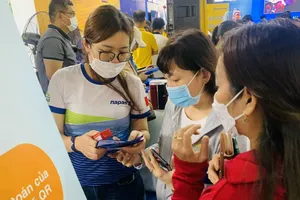 Nhiều công nhân mua hàng giảm giá tại chợ phiên không tiền mặt