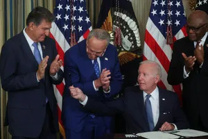 Quang cảnh lễ ký Đạo luật giảm lạm phát