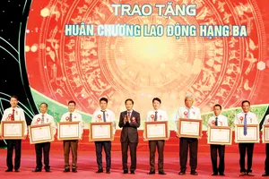 Trưởng Ban Kinh tế Trung ương Trần Tuấn Anh trao Huân chương Lao động hạng ba của Chủ tịch nước tặng 10 nông dân có thành tích xuất sắc trong giai đoạn 2017 - 2022. Ảnh: TTXVN
