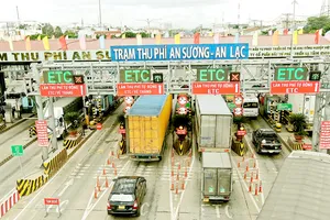 Trạm thu phí An Sương - An Lạc bị lỗi hệ thống 2 làn, hướng từ An Sương về An Lạc vào chiều 19-9. Ảnh: HOÀNG HÙNG