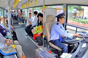 Cấp thẻ đi xe buýt miễn phí cho người từ 70 tuổi trở lên