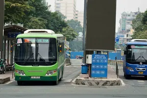 Trạm xe buýt đường Hàm Nghi (quận 1, TPHCM). Ảnh: HOÀNG HÙNG