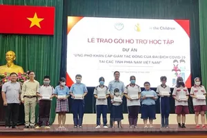 Trao học bổng, phương tiện học tập cho trẻ mồ côi vì Covid-19