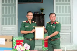 Bàn giao “Nhà tình nghĩa quân - dân”
