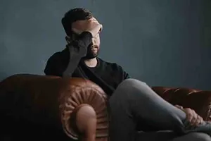 Những người gặp vấn đề về sức khỏe tâm thần thường kèm theo nhiều triệu chứng mệt mỏi. Ảnh: India Times