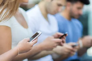 Nghiện điện thoại thông minh gây hại đến khả năng nhận thức 
