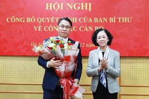 Đồng chí Trương Thị Mai trao quyết định và tặng hoa chúc mừng đồng chí Phan Thăng An. Ảnh: chinhphu.vn 