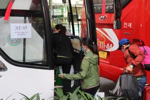 Công nhân lên xe về quê đón tết