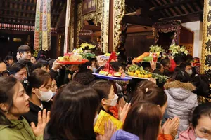 Dâng lễ tại chùa Hương dịp Tết Nguyên đán Quý Mão. Ảnh: VIẾT CHUNG