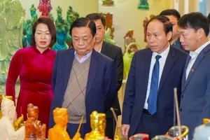 Bộ trưởng Bộ NN-PTNT Lê Minh Hoan và Bí thư Thành ủy Hải Phòng Lê Tiến Châu tham quan các gian hàng OCOP bên lề hội nghị sáng 17-2