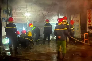 Lực lượng chức năng triển khai cứu hộ, chữa cháy tại hiện trường 