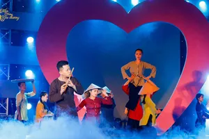 Đinh Nhật Minh trình diễn với cây sáo trúc