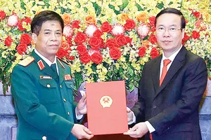 Chủ tịch nước Võ Văn Thưởng trao quyết định cho đồng chí Nguyễn Văn Nghĩa. Ảnh: TTXVN