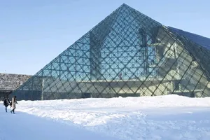 Kim tự tháp kính ở công viên Moerenuma được làm mát từ tuyết