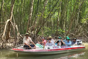 Du khách trải nghiệm tuyến du lịch xuyên rừng tại Vườn quốc gia Mũi Cà Mau. Ảnh: TẤN THÁI