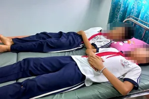 Các em học sinh nghi bị ngộ độc thực phẩm sau khi ăn kẹo mua trước cổng trường