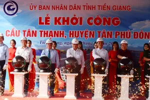 Nghi lễ khởi công cầu Tân Thạnh, huyện Tân Phú Đông. Ảnh: MINH THÀNH