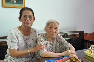 TS Quách Thu Nguyệt (bên trái) thăm bà Nguyễn Thị Minh – con gái cụ Nguyễn An Ninh tại nhà riêng. Ảnh: quochoitv.vn