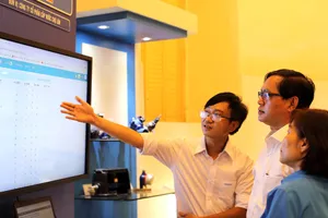 Đại diện Công ty CP Cấp nước Chợ Lớn giới thiệu ứng dụng Contact Center tại Tuần lễ Khoa học - công nghệ và sáng tạo năm 2023