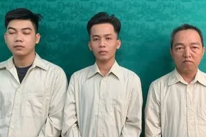 Các đối tượng (từ trái qua): Hạnh, Khoa, Cường tại cơ quan công an. Ảnh CHÍ THẠCH