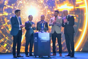 Ban tổ chức ra mắt chiếc cúp của mùa giải. Ảnh: XUÂN QUỲNH