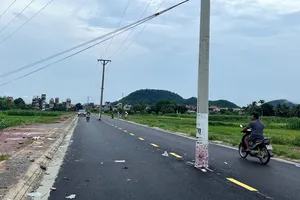Trên tuyến đường này tồn tại nhiều cây cột điện nằm ngay giữa đường