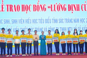 Lễ Trao học bổng Lương Định Của cho học sinh, sinh viên hiếu học tiêu biểu của tỉnh Sóc Trăng