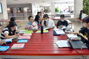 Tân sinh viên Khoa Giáo dục tiểu học, Trường Đại học Sư phạm TPHCM ôn bài tại trường (ảnh chụp chiều 5-10-2023). Ảnh: CAO THĂNG