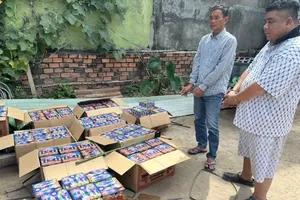 Bắt 2 người vận chuyển hơn 300kg pháo nổ từ An Giang về TPHCM tiêu thụ