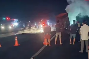 Cháy xe tải chở rau, tuyến cao tốc TPHCM - Trung Lương kẹt xe kéo dài lúc rạng sáng