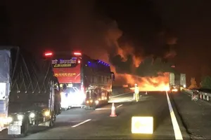 Xe đầu kéo bốc cháy ngùn ngụt trên cao tốc Đà Nẵng – Quảng Ngãi