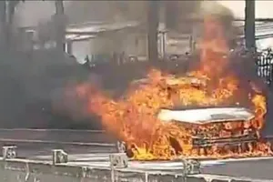 Ô tô bốc cháy trên đường, giao thông ùn ứ kéo dài ở TP Thủ Đức